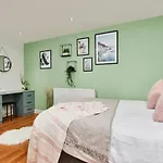 Stunning City Centre 3 Bed, 3 Bath - Sleeps 8! *
