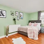 Stunning City Centre 3 Bed, 3 Bath - Sleeps 8! * Leeds (West Yorkshire)