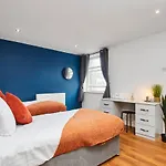 Stunning City Centre 3 Bed, 3 Bath - Sleeps 8!