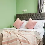 Stunning City Centre 3 Bed, 3 Bath - Sleeps 8!