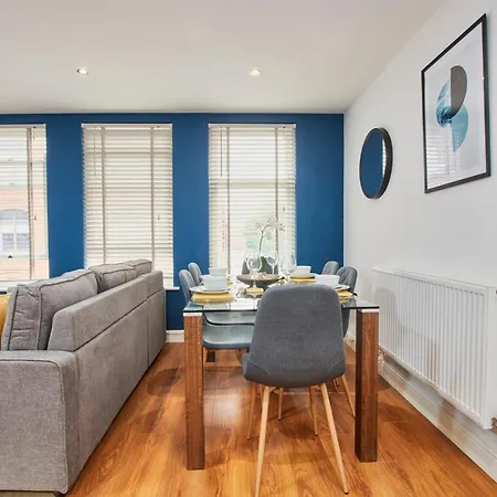 Stunning City Centre 3 Bed, 3 Bath - Sleeps 8!