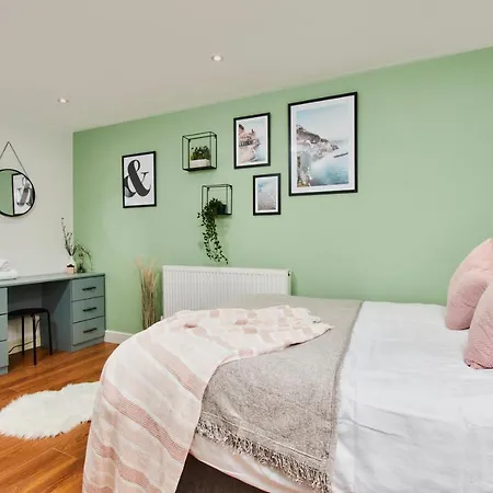 Stunning City Centre 3 Bed, 3 Bath - Sleeps 8! *