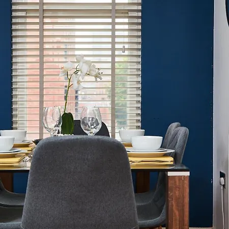 Stunning City Centre 3 Bed, 3 Bath - Sleeps 8! *