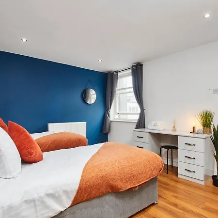 Stunning City Centre 3 Bed, 3 Bath - Sleeps 8!