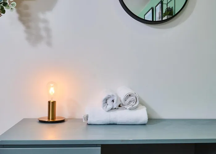 Stunning City Centre 3 Bed, 3 Bath - Sleeps 8! Apartment