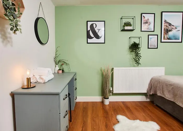 Stunning City Centre 3 Bed, 3 Bath - Sleeps 8!