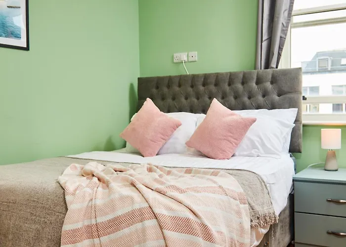 Stunning City Centre 3 Bed, 3 Bath - Sleeps 8!