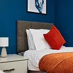 Stunning City Centre 3 Bed, 3 Bath - Sleeps 8!