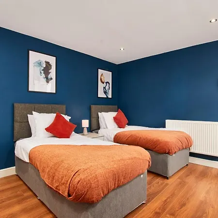Stunning City Centre 3 Bed, 3 Bath - Sleeps 8! *