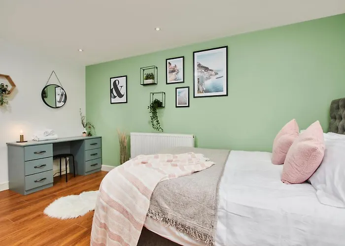 Stunning City Centre 3 Bed, 3 Bath - Sleeps 8! *