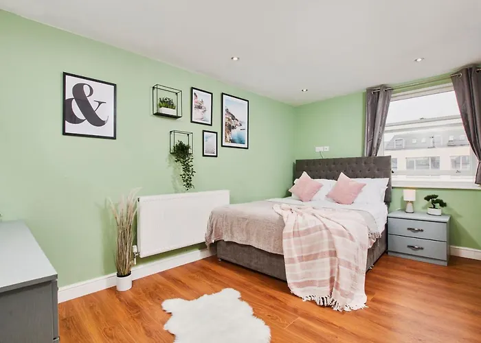 Stunning City Centre 3 Bed, 3 Bath - Sleeps 8! * Лідс